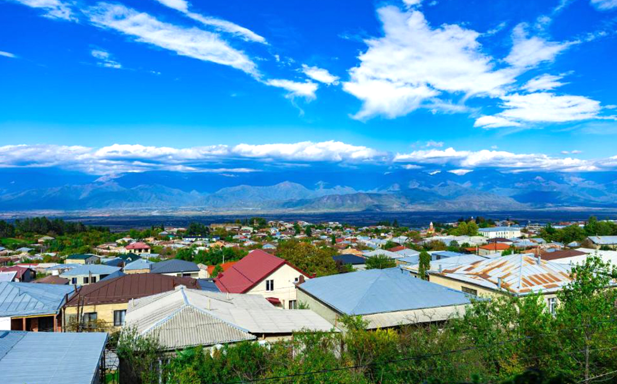 კახეთში, ნომერი 2 ან 3 სტუმარზე საუზმით და აივნით